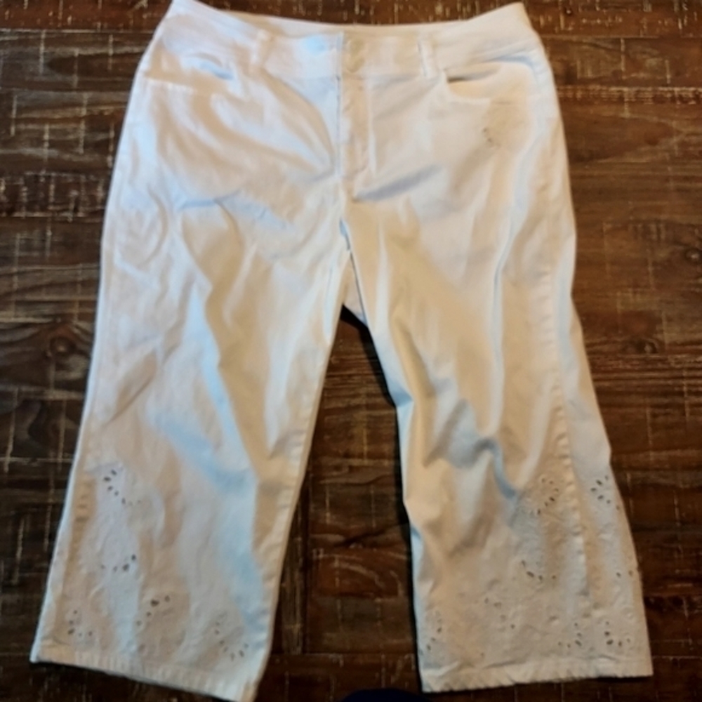 Coldwater Creek Ladies 12P White Capri Cotton Embroidered Lightweight Pants
